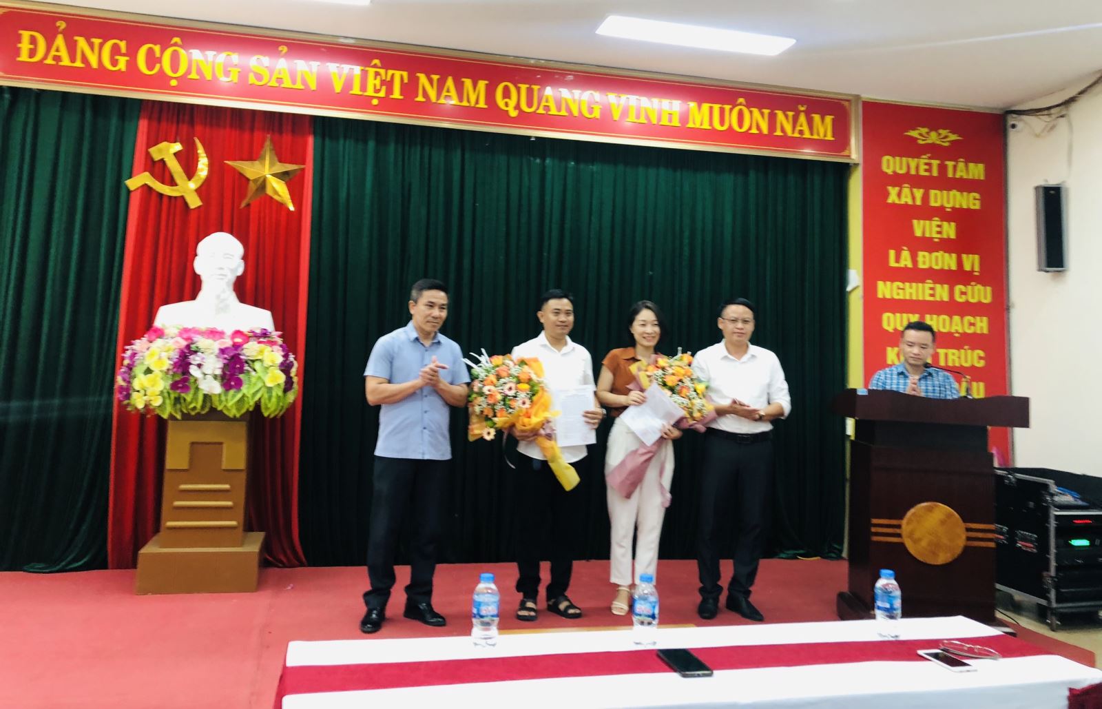 Tặng hoa và quyết định bổ nhiệm chức phó Giám đốc TT cho đồng chí Hoàng Thu Hà và Phạm Vĩnh Dương 