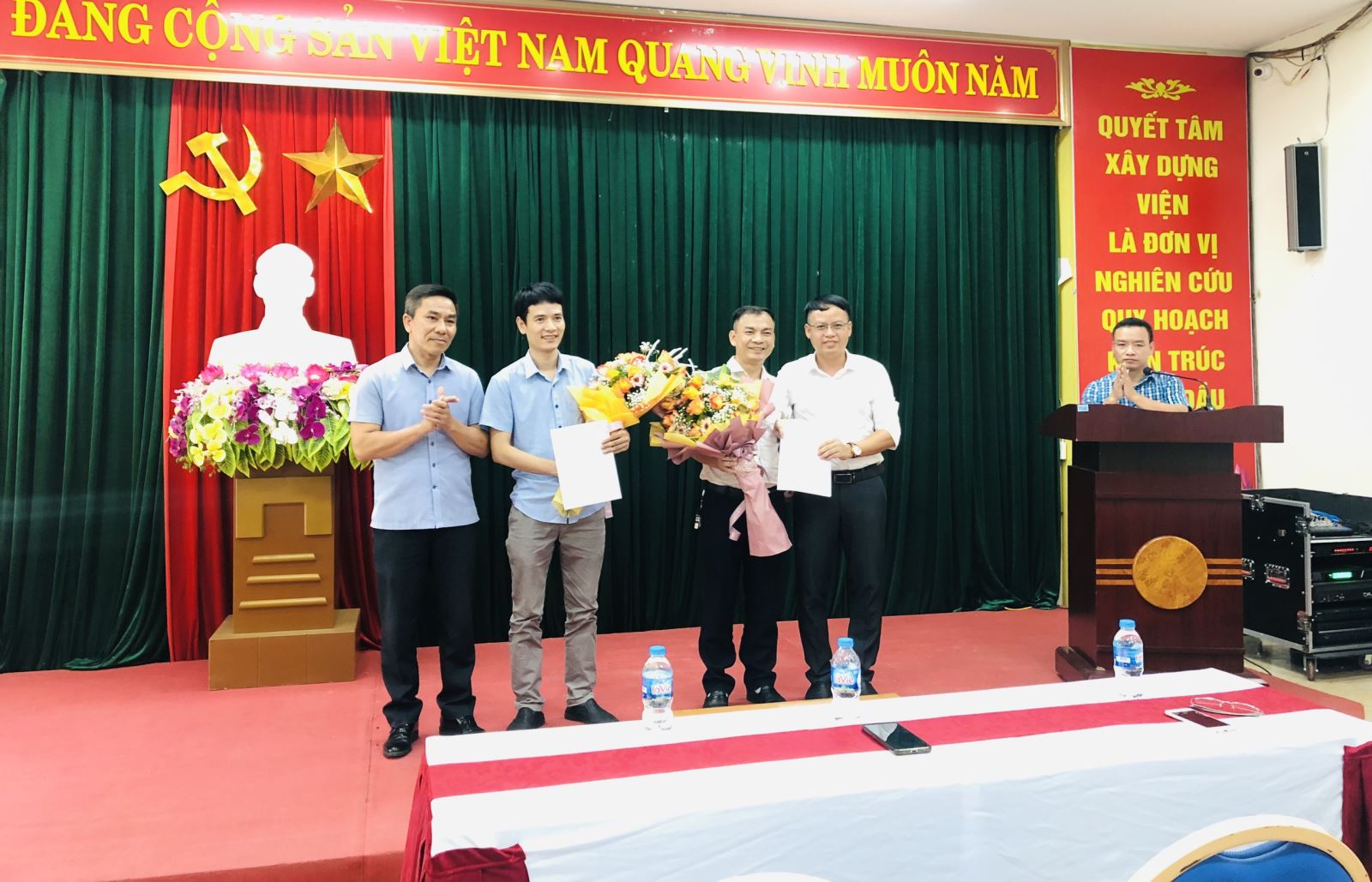 Tặng hoa và quyết định bổ nhiệm lại hai đồng chí Nguyễn Văn Đồng và Trần Văn Dũng